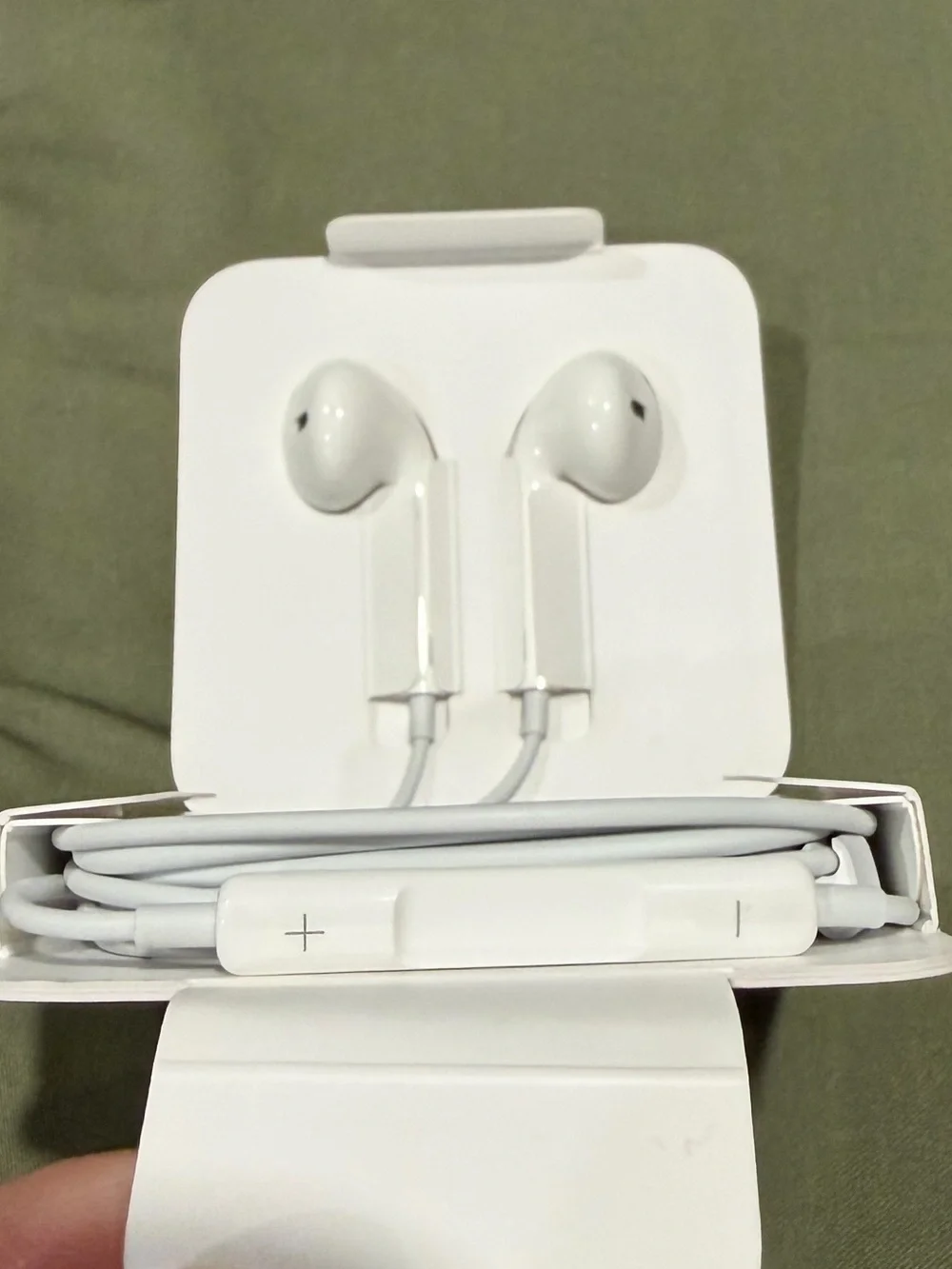 NEW Apple EarPods Lightning Connector Wired Earbuds for iPad and iPhone